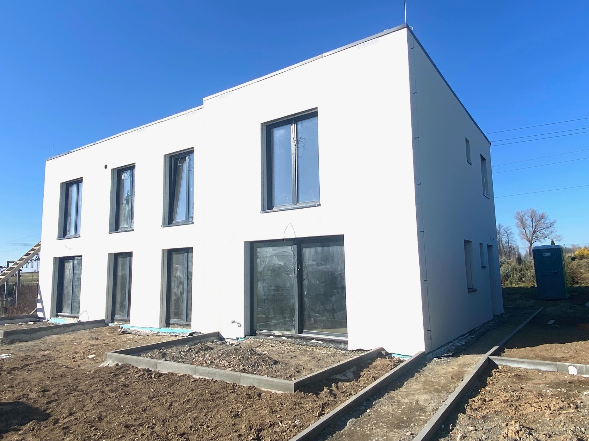 Stavba - přední pohled